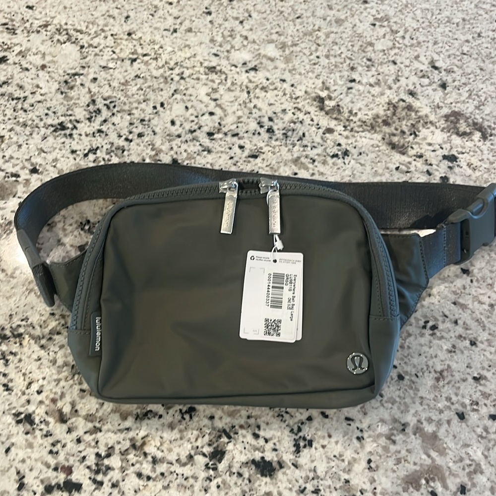 NWT Lululemon Everywhere Belt Bag 2L Large Sage/Camo Green
